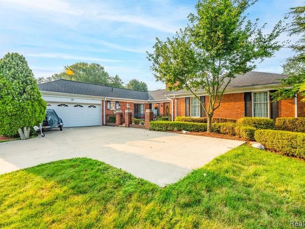 1853 W Bend Drive, Bloomfield Hills, MI 48302