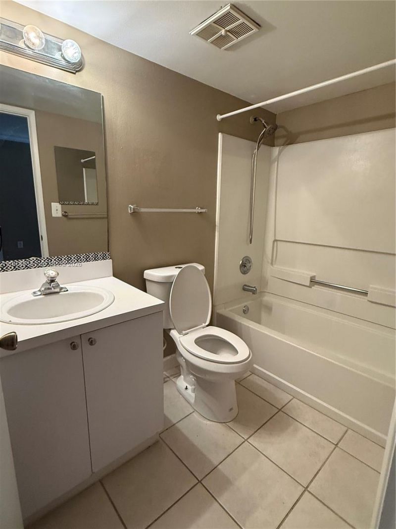 7165 NW 186th St, Unit A204, Hialeah, FL 33015 Photo