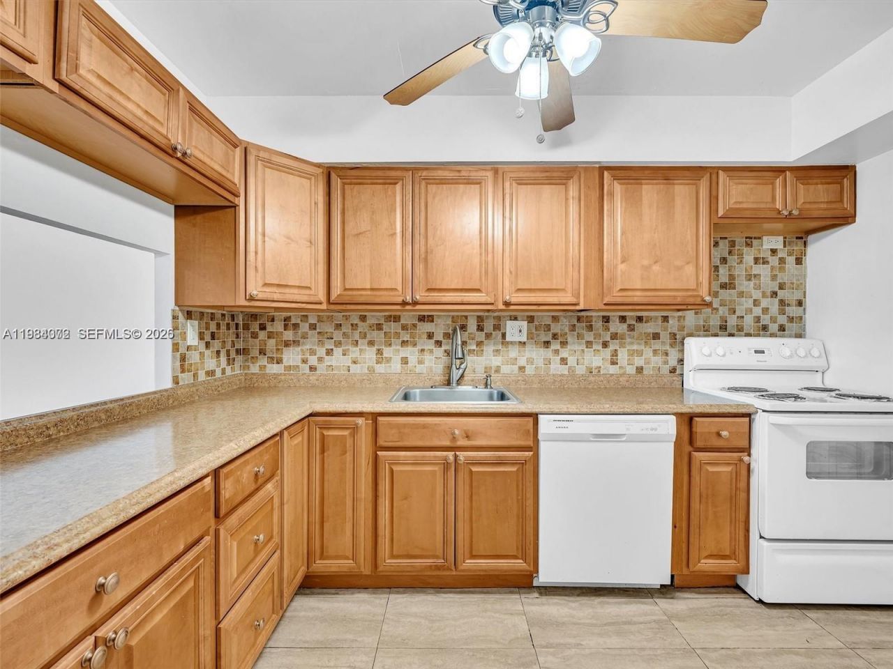 1170 NE 191st St , Unit 24, Miami, FL 33179 Photo