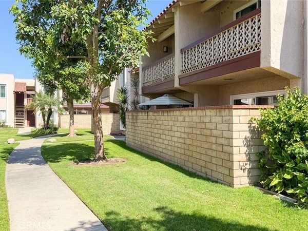700 W La Veta, Unit D5, Orange, CA 92868