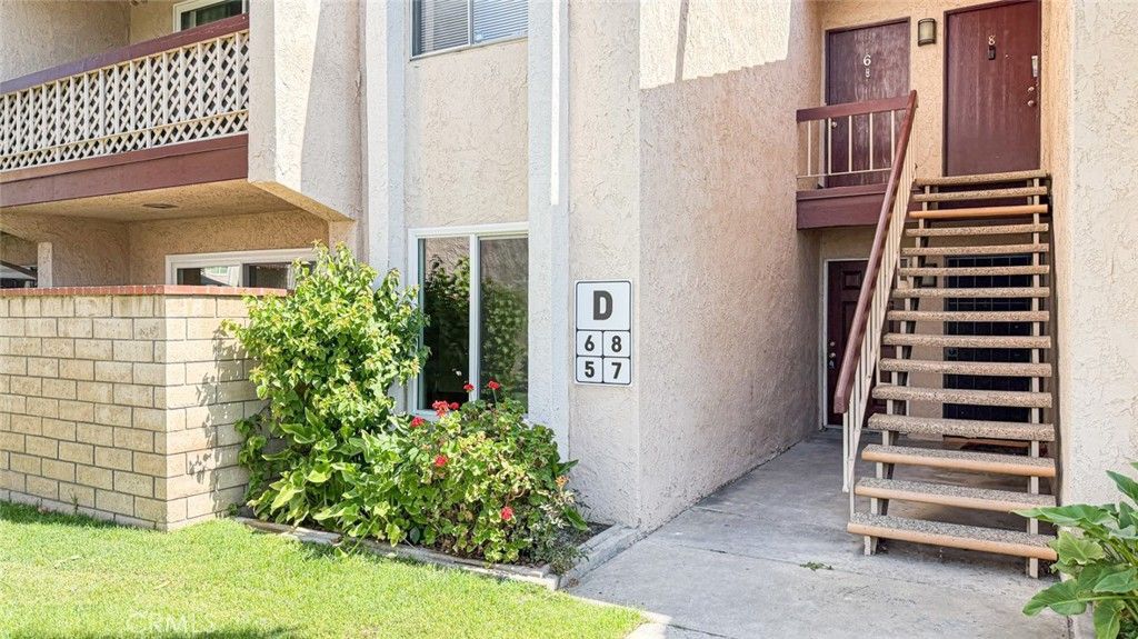 700 W La Veta, Unit D5, Orange, CA 92868 Main Photo
