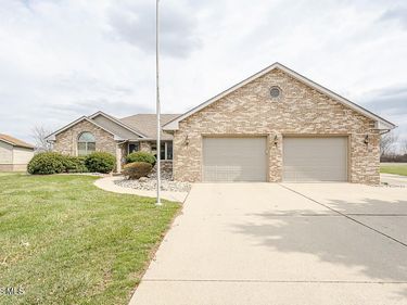 1347 Oaktree Court, Oregon, OH 43616