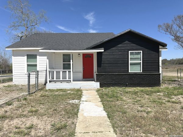 514 Davis, Devine, TX 78016