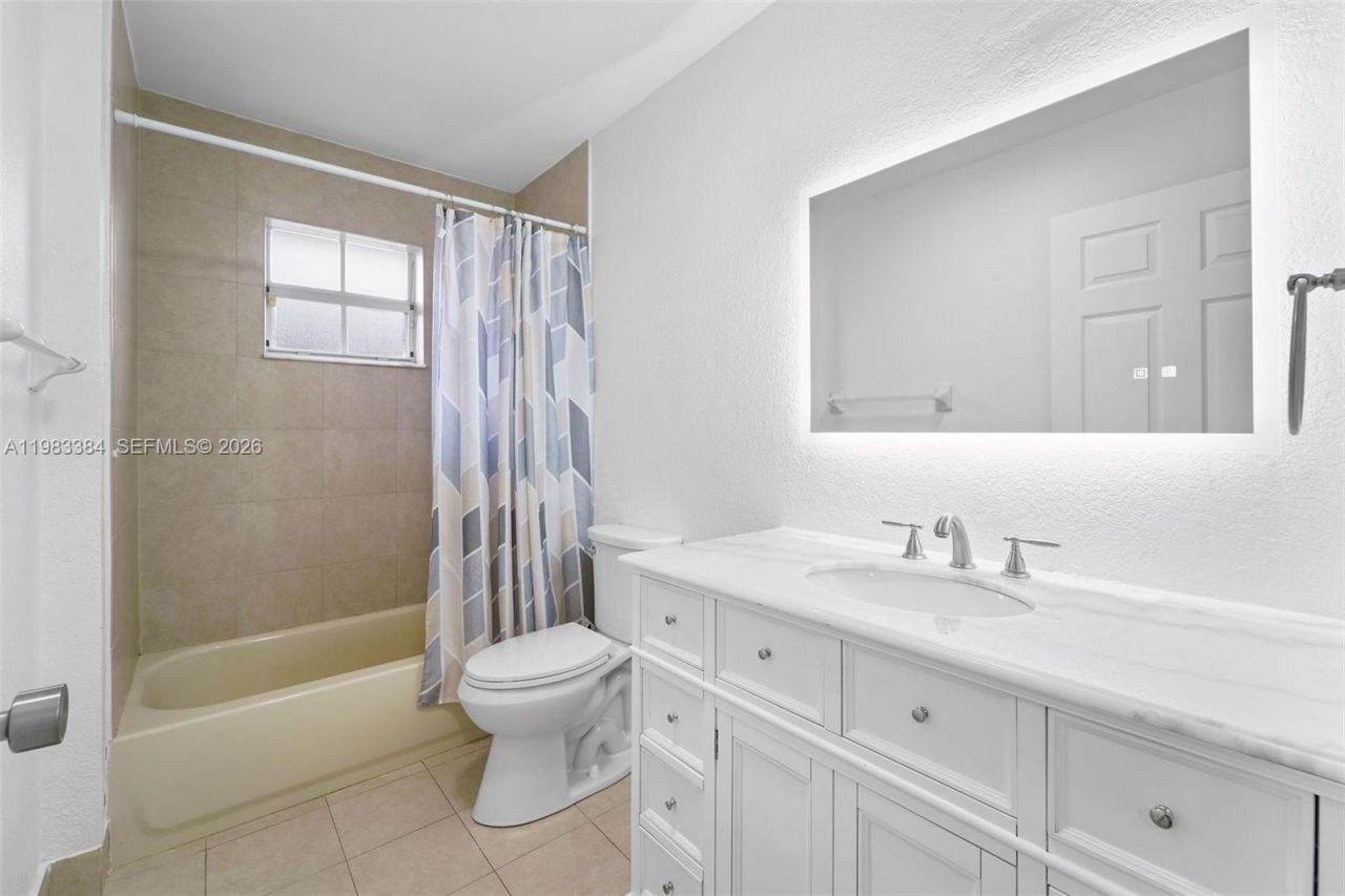 7827 NW 166th Ter , Miami Lakes, FL 33016 Photo