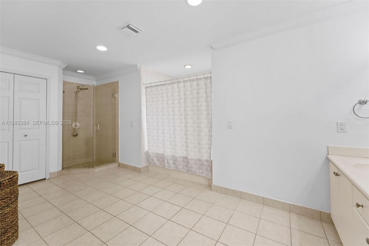 7827 NW 166th Ter, Miami Lakes, FL 33016 Photo