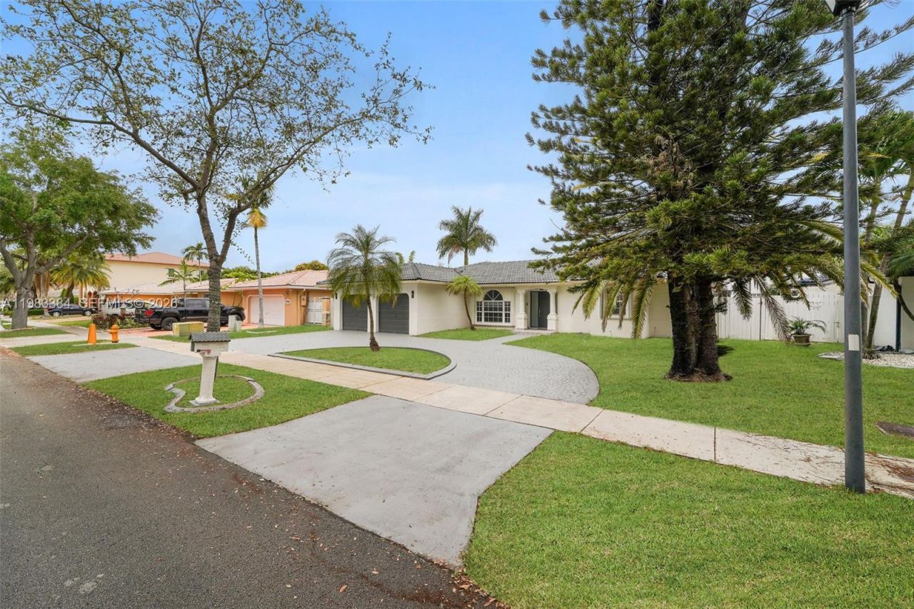 7827 NW 166th Ter, Miami Lakes, FL 33016 Photo