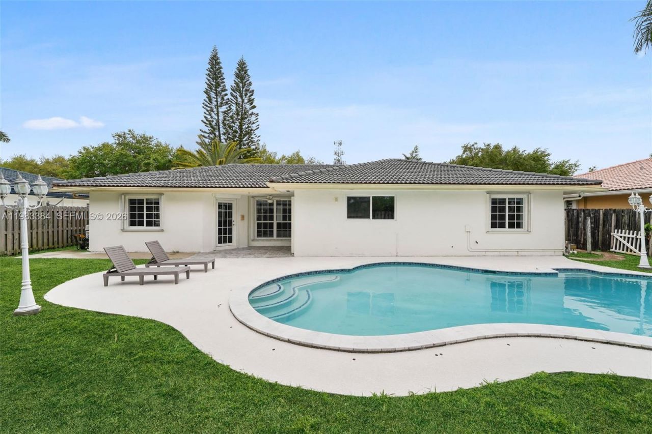 7827 NW 166th Ter, Miami Lakes, FL 33016 Photo