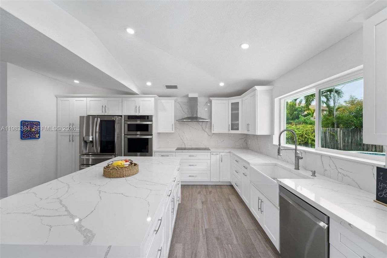 7827 NW 166th Ter, Miami Lakes, FL 33016 Photo