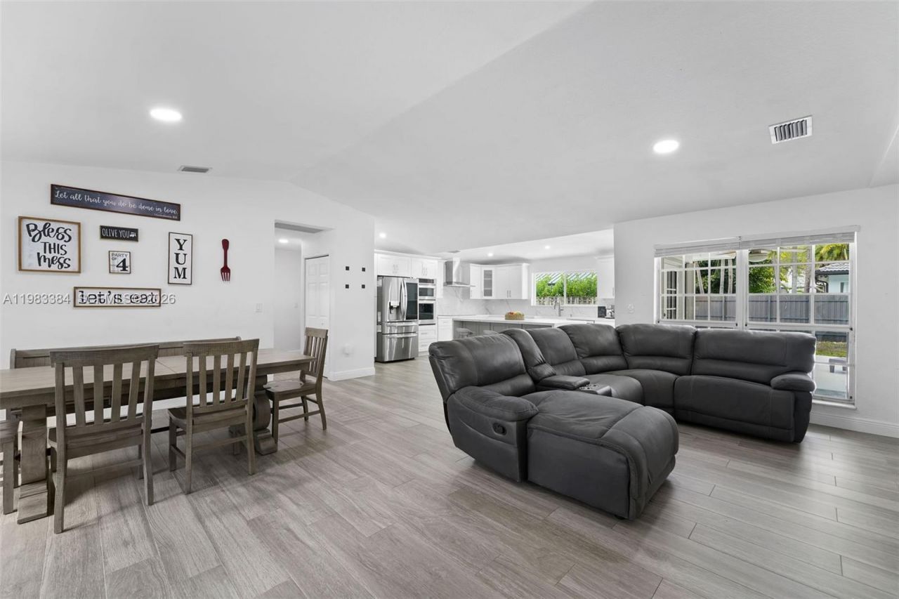 7827 NW 166th Ter, Miami Lakes, FL 33016 Photo