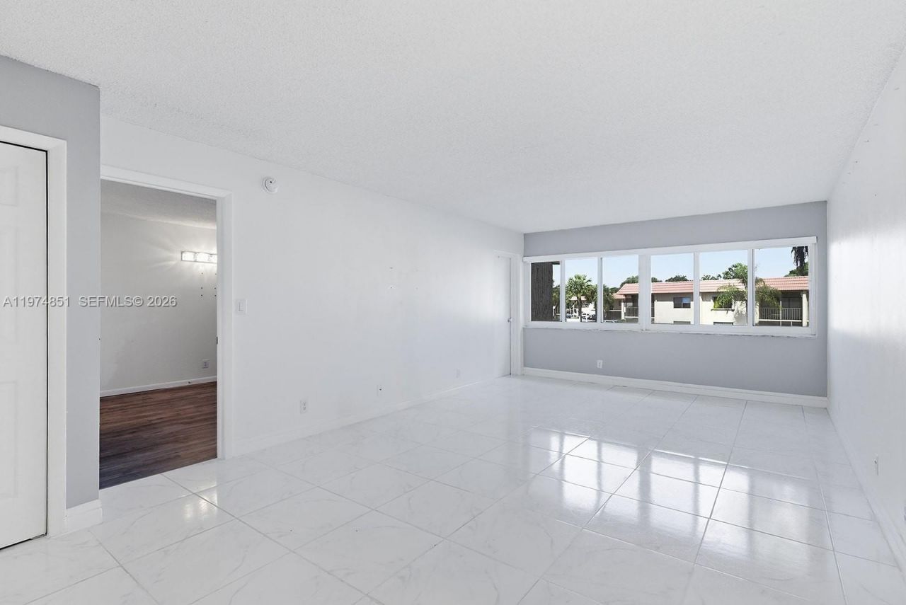 140 Lakeview Dr , Unit 203, Weston, FL 33326 Photo