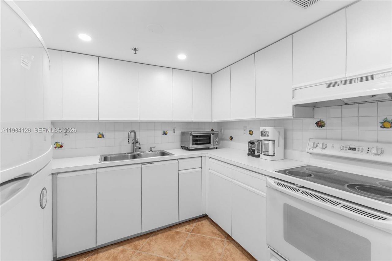 1621 Bay Rd, Unit 1202, Miami Beach, FL 33139 Photo