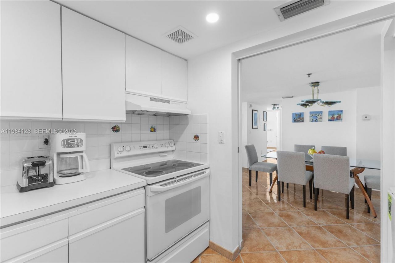 1621 Bay Rd, Unit 1202, Miami Beach, FL 33139 Photo