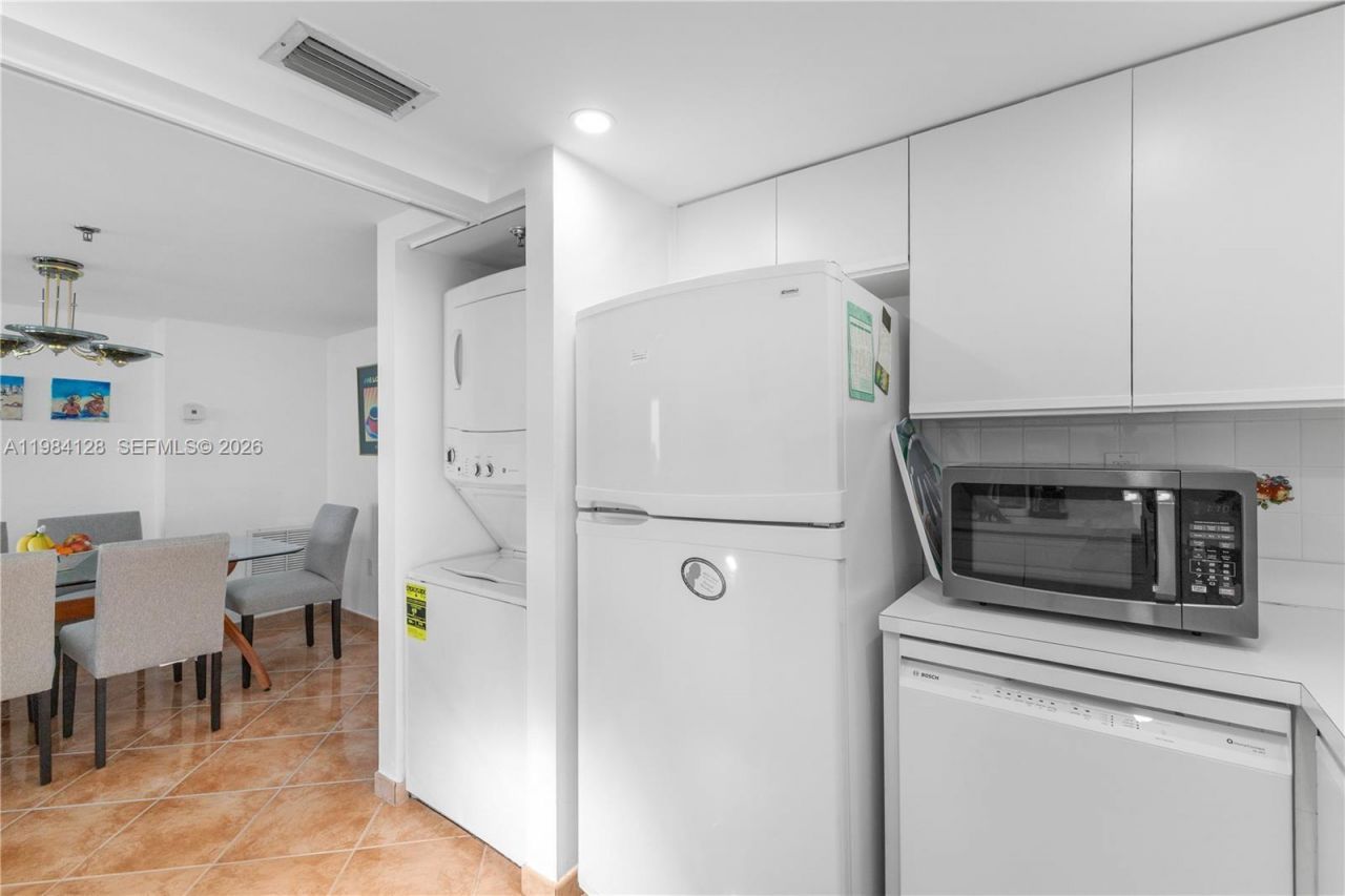 1621 Bay Rd, Unit 1202, Miami Beach, FL 33139 Photo