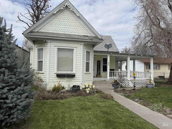 86 W 1st Ave, Glenns Ferry, ID 83623