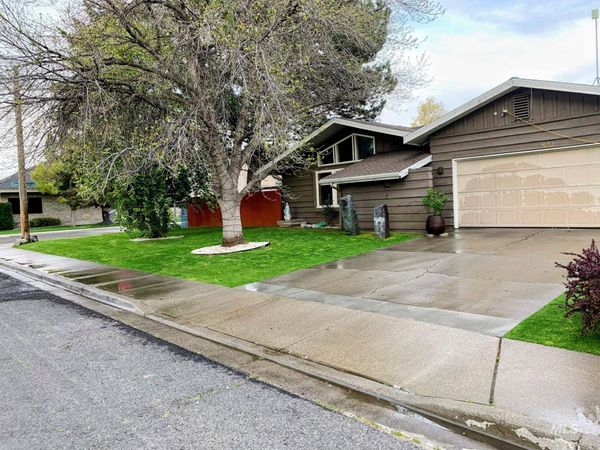 820 Meadows Dr, Twin Falls, ID 83301