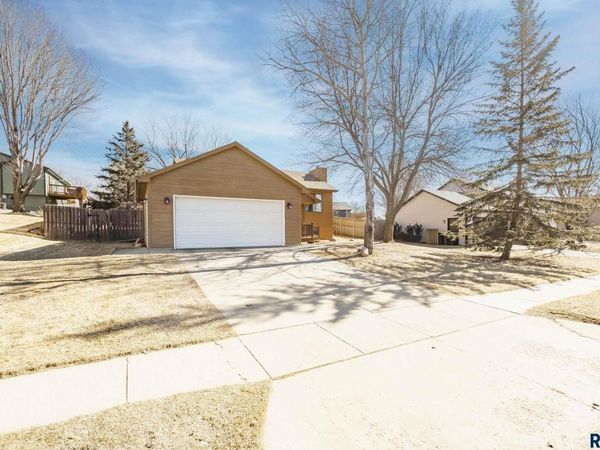 2804 S Melanie Ln, Sioux Falls, SD 57103