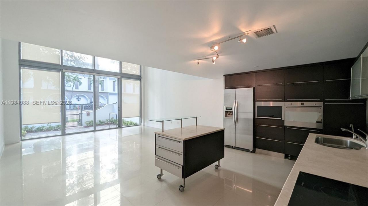 6000 Collins Ave , Unit 111, Miami Beach, FL 33140 Photo