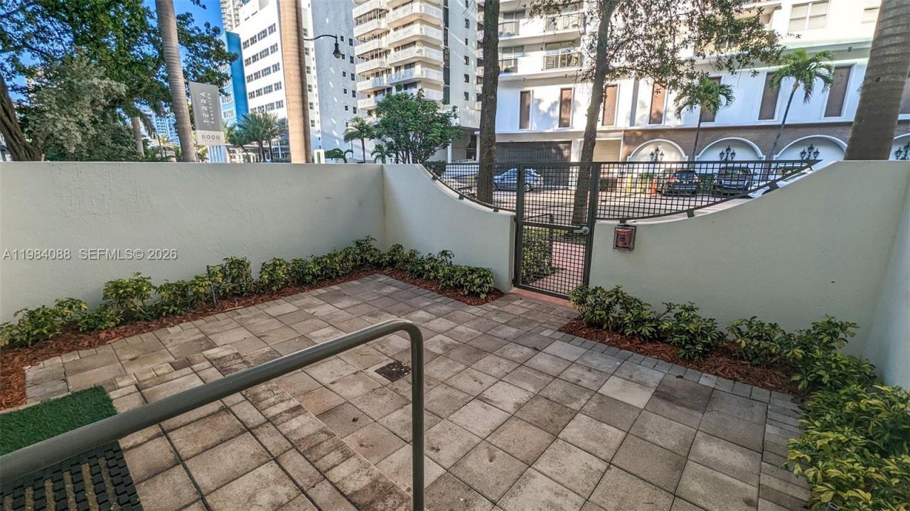 6000 Collins Ave , Unit 111, Miami Beach, FL 33140 Photo