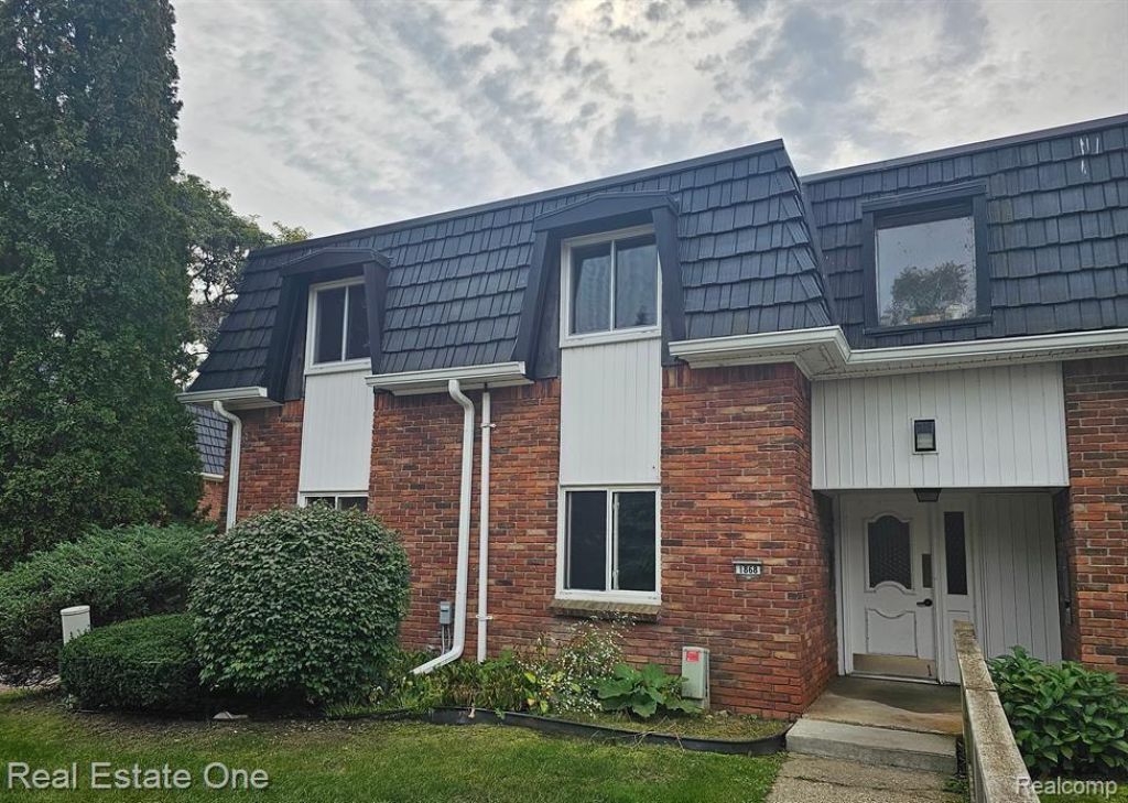 1868 Colonial Village Way, Waterford Township, MI 48328 Main Photo