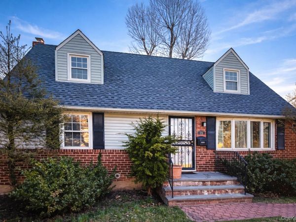 75 Miles Avenue, Albertson, NY 11507