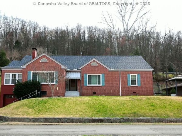 624 Kanawha Avenue E, Clendenin, WV 25045