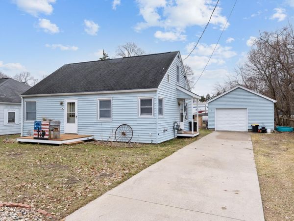 16 W Pine Street, Fremont, MI 49412