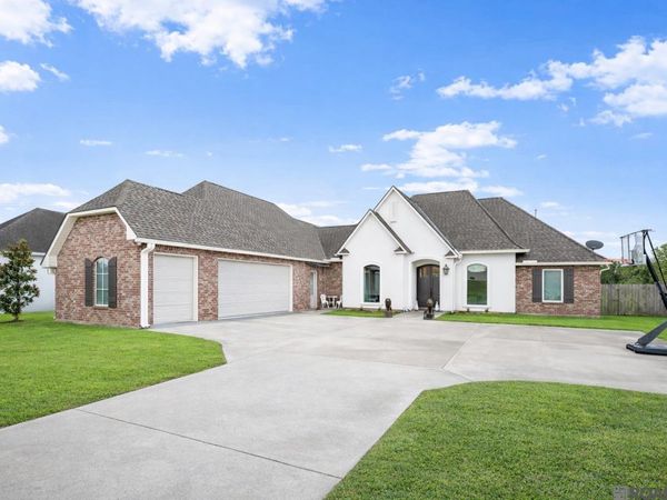 30857 Creek Valley Dr, Denham Springs, LA 70726