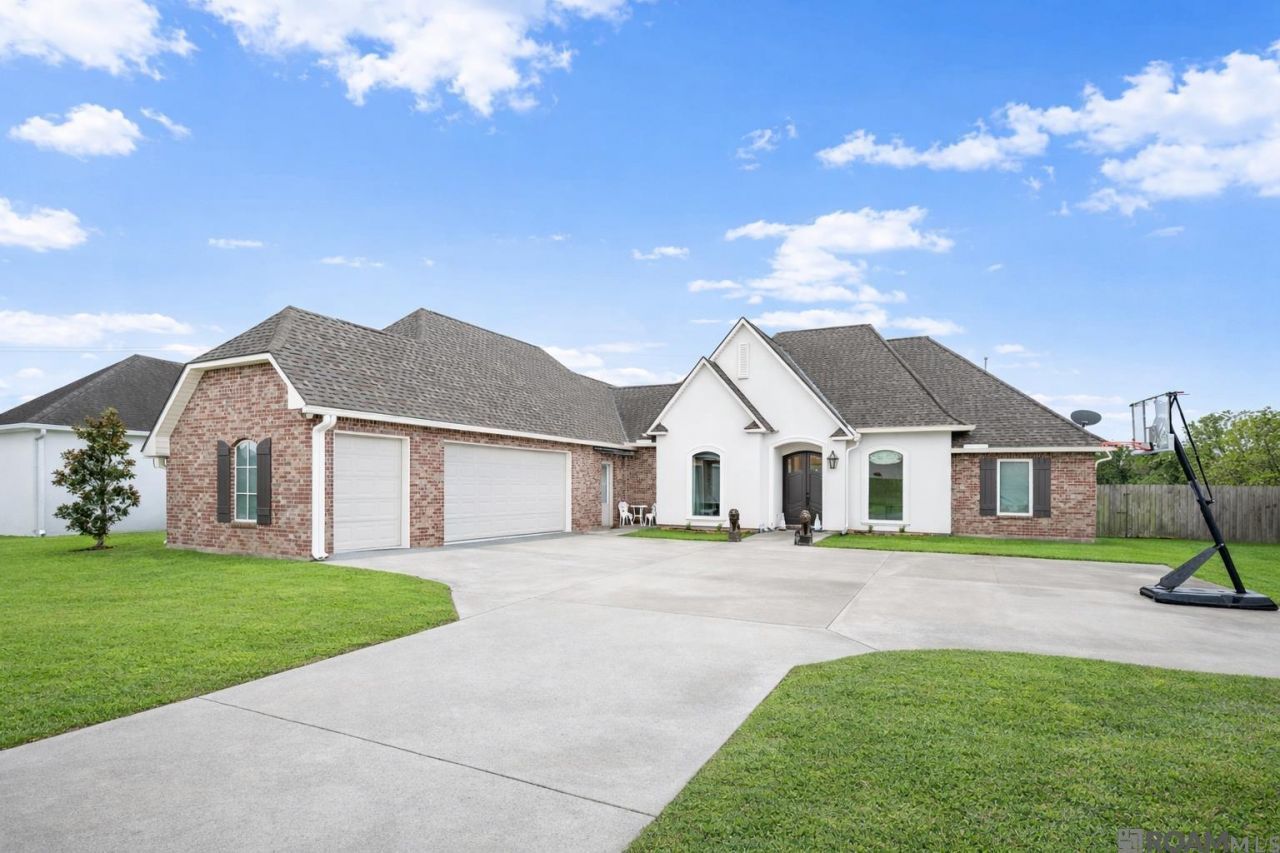 30857 Creek Valley Dr, Denham Springs, LA 70726 Main Photo