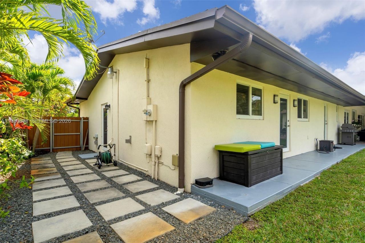 8700 SW 83rd Ct , Miami, FL 33143 Photo