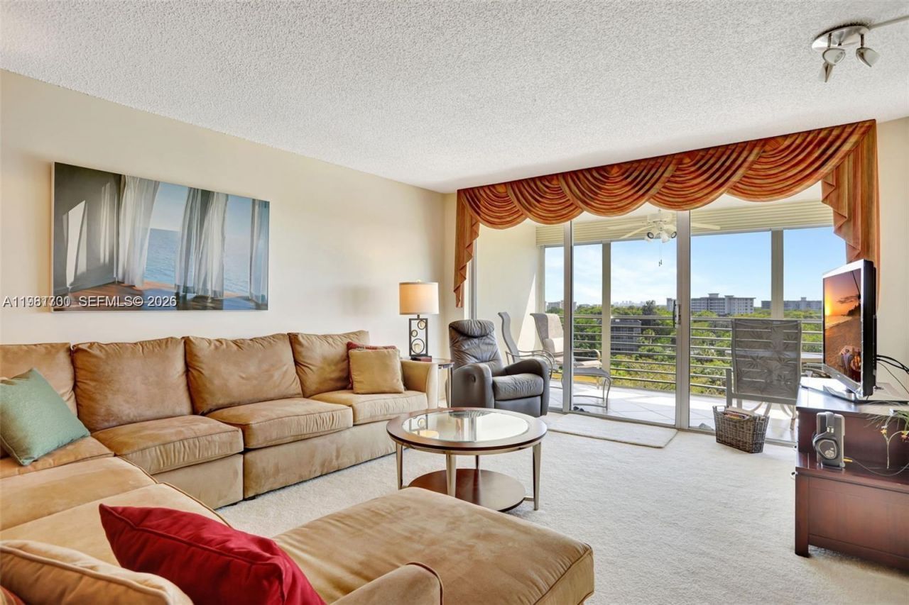 3510 Oaks Way , Unit 806, Pompano Beach, FL 33069 Photo