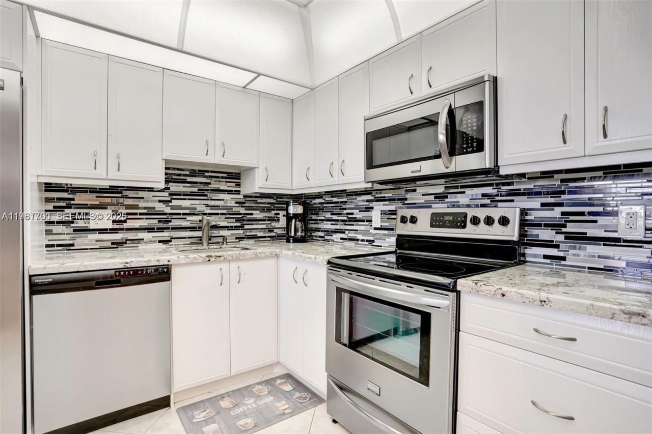 3510 Oaks Way , Unit 806, Pompano Beach, FL 33069 Photo