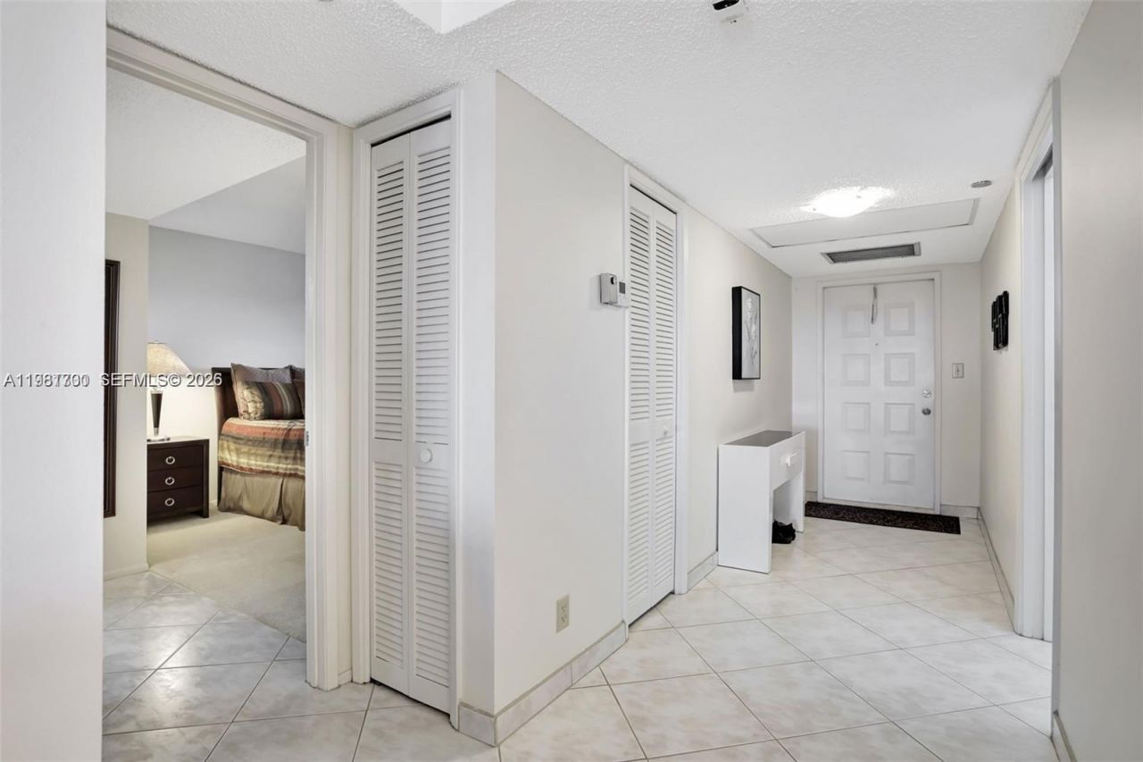 3510 Oaks Way , Unit 806, Pompano Beach, FL 33069 Photo