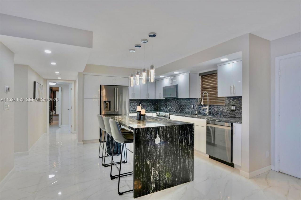 605 Ives Dairy Rd, Unit 305-7, Miami, FL 33179 Photo