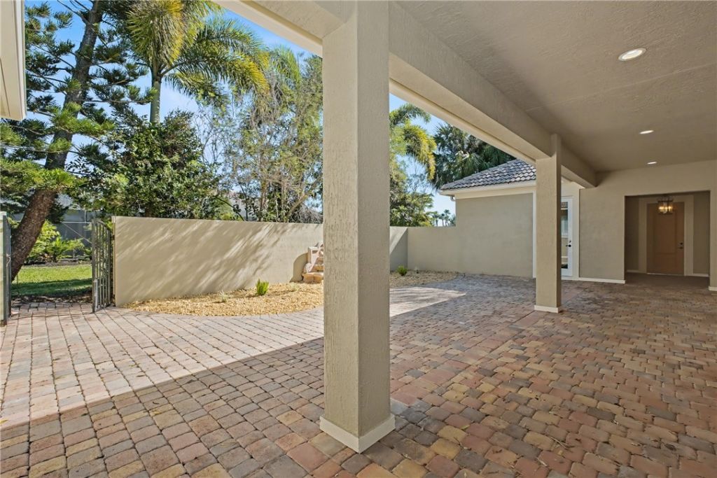 2158 Falls Circle, Vero Beach, FL 32967 Photo