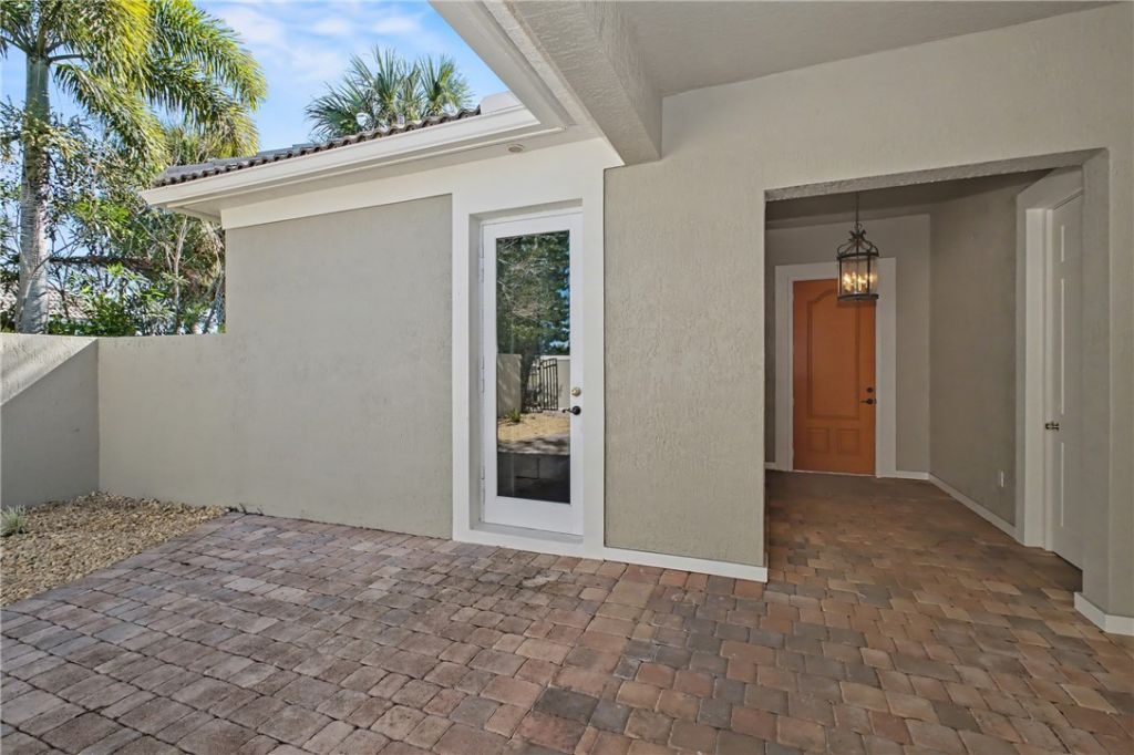 2158 Falls Circle, Vero Beach, FL 32967 Photo