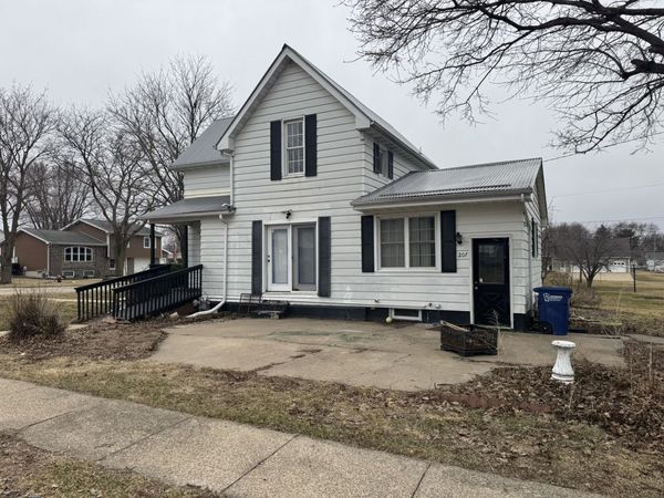 207 NE 5th Avenue, Farley, IA 52046