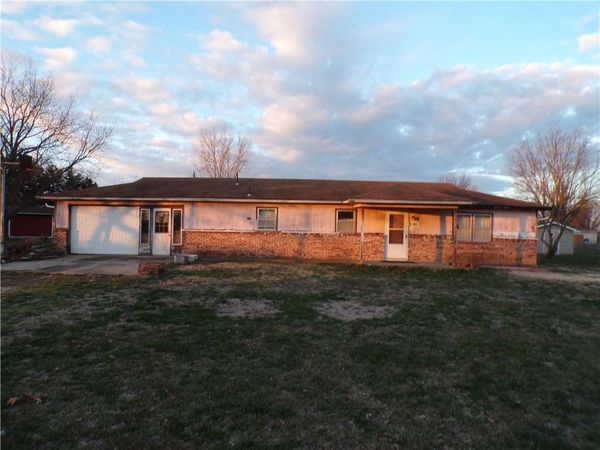 105 S Holiday Lane, Iola, KS 66749