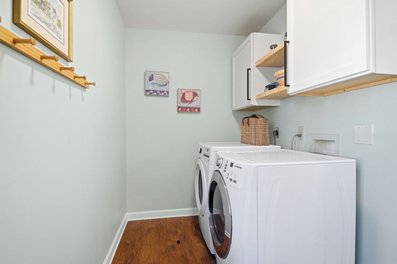 1530 Village Square Photo 17