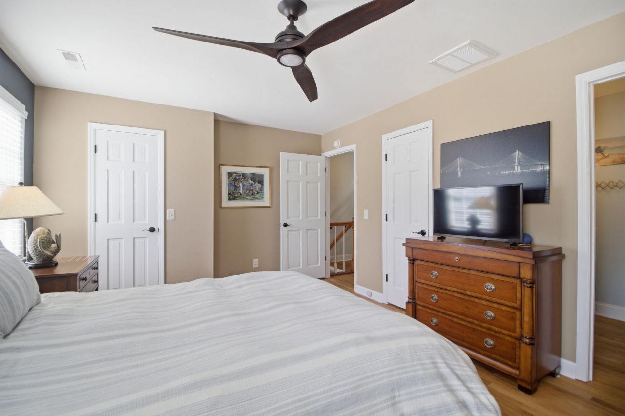 1530 Village Square Photo 23