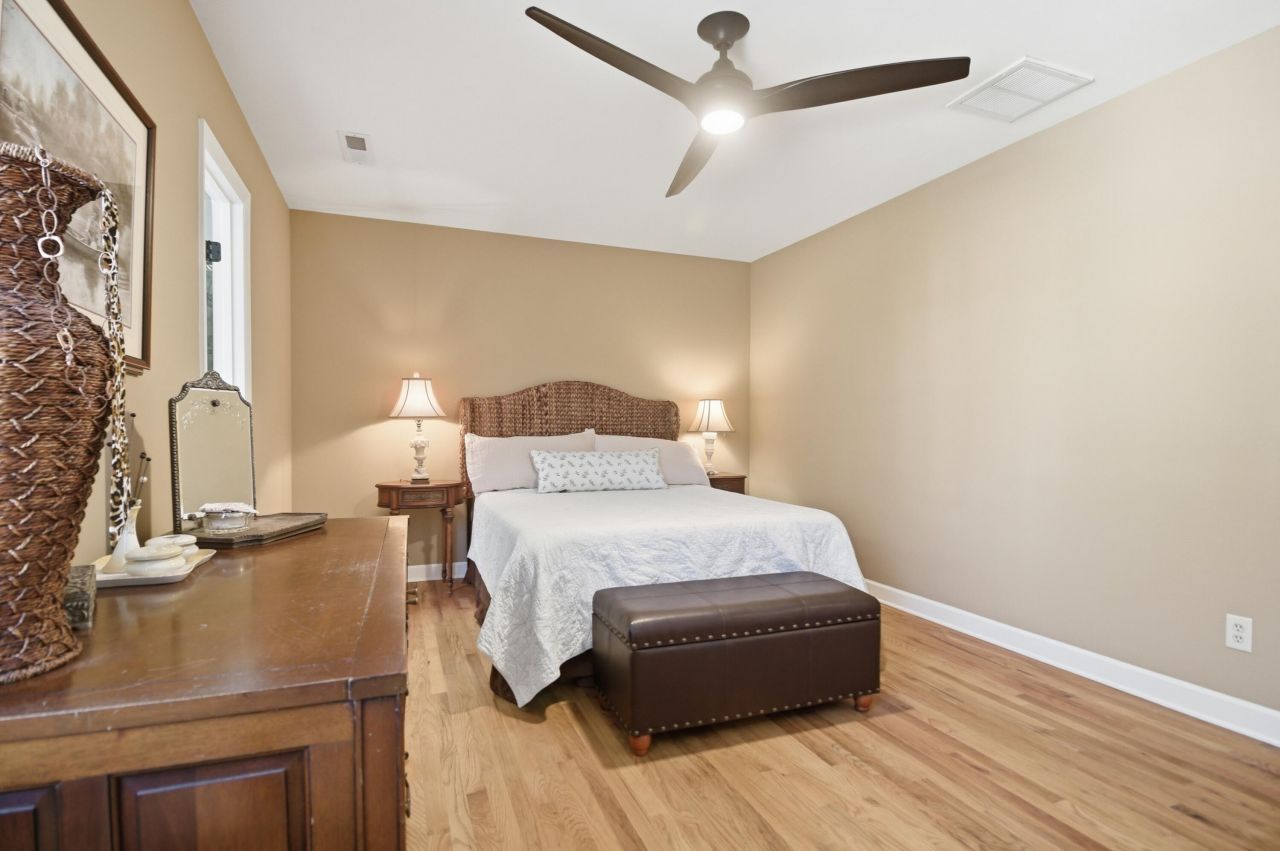 1530 Village Square Photo 26