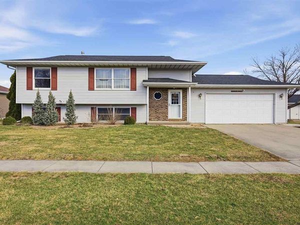 11 Williams Cir, Hills, IA 52235