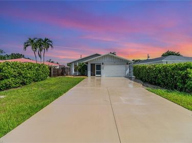 517 98th AVE N, NAPLES, FL 34108