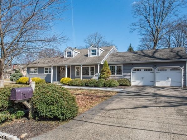 2 Chestnut Hill Rd, Randolph, NJ 07869
