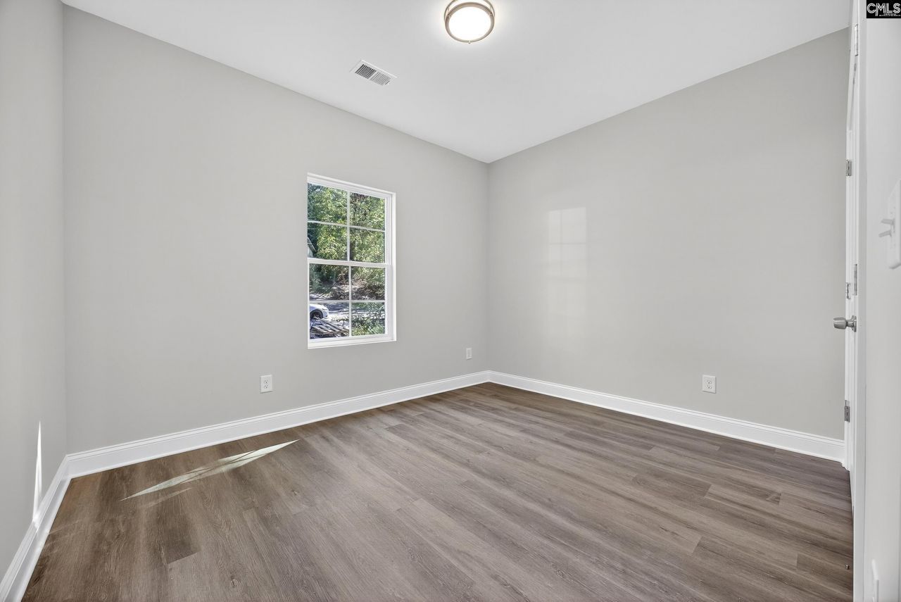 521 Romford Road Photo 17