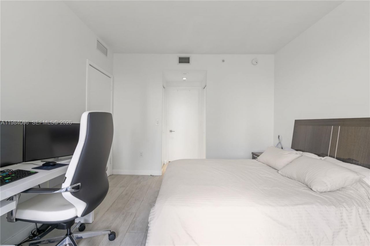 45 SW 9th St, Unit 1405, Miami, FL 33130 Photo