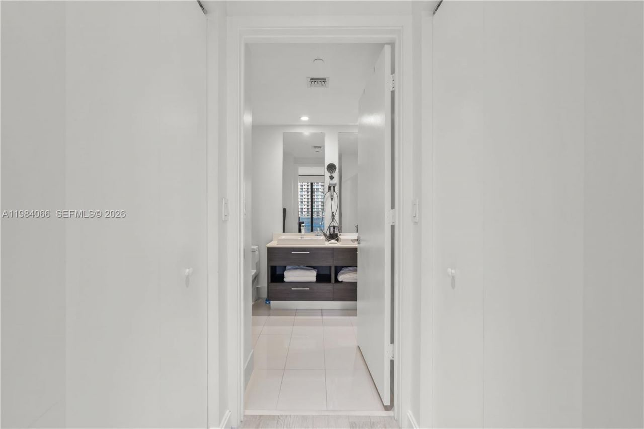 45 SW 9th St, Unit 1405, Miami, FL 33130 Photo