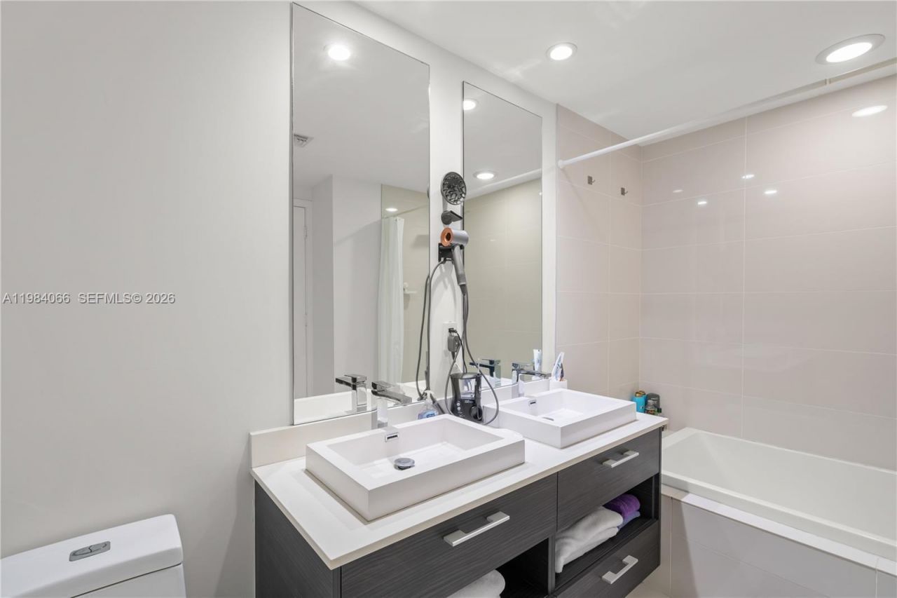 45 SW 9th St, Unit 1405, Miami, FL 33130 Photo