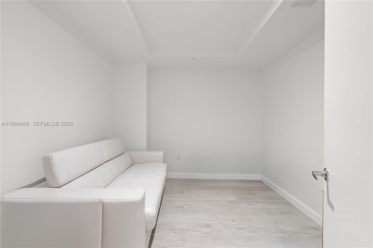45 SW 9th St, Unit 1405, Miami, FL 33130 Photo