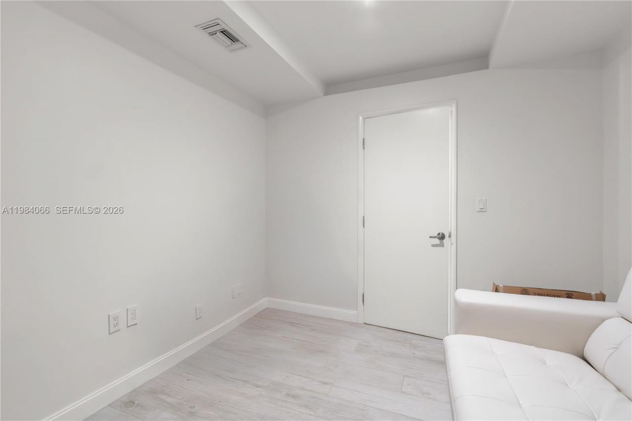 45 SW 9th St, Unit 1405, Miami, FL 33130 Photo