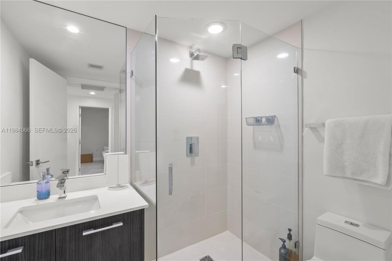45 SW 9th St, Unit 1405, Miami, FL 33130 Photo